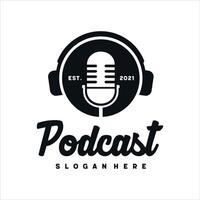 Podcast con microfono logo design modello vettore