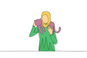 continuo uno linea disegno di giovane arabo donna trasporto gatto su sua le spalle. abbraccio e cura per il suo Amati animale domestico con attenzione. petting un' gatto è un' cartello di affetto. singolo linea disegnare illustrazione vettore