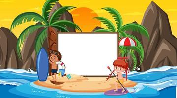 modello di banner vuoto con i bambini in vacanza sulla scena del tramonto sulla spiaggia vettore