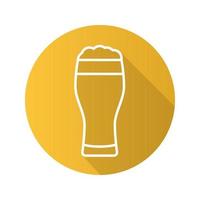 Bicchiere da birra piatto lineare icona lunga ombra. bicchiere di birra chiara pieno e schiumoso. simbolo della linea vettoriale