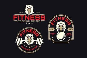 aquila con manubrio e kettlebell logo design per fitness, palestra, bodybuilding, sollevamento pesi club vettore