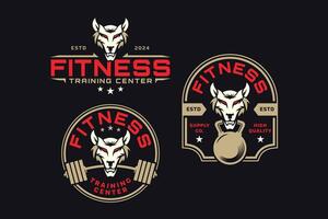 selvaggio lupo con manubrio e kettlebell logo design per fitness, palestra, bodybuilding, sollevamento pesi club vettore