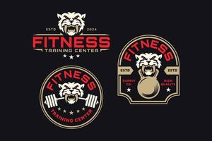 selvaggio tigre con manubrio e kettlebell logo design per fitness, palestra, bodybuilding, sollevamento pesi club vettore