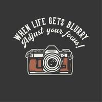 t-shirt design slogan tipografia quando la vita diventa sfocata regola la messa a fuoco con l'illustrazione vintage della fotocamera vettore