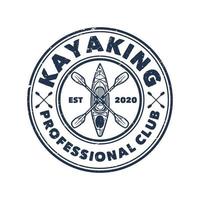 logo design kayak club professionale con kayak e pagaia con illustrazione vintage in bianco e nero vettore