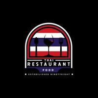 logo del ristorante di cibo thailandese. simbolo della bandiera della thailandia con icone di cucchiaio, forchetta e vetro. logo premium e di lusso vettore