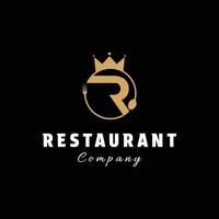 ristorante corona oro logo design con cucchiaio e forchetta concetto vettore