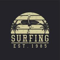 logo design surfing est 1985 con scheletro che trasporta tavola da surf illustrazione vintage vettore