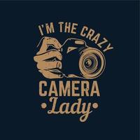 design della maglietta sono la pazza donna della macchina fotografica con la mano che tiene una macchina fotografica e un'illustrazione vintage di sfondo blu scuro vettore