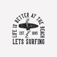 t shirt design la vita è migliore in spiaggia facciamo surf est 1985 con scheletro che trasporta tavola da surf illustrazione vintage vettore