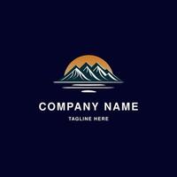 un' logo design con un' stilizzato montagna con un' tramonto nel il sfondo vettore