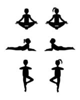 i bambini praticano yoga, sagome scure su sfondo bianco. illustrazione vettoriale.