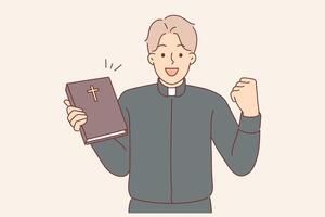 tipo cattolico sacerdote gioisce a completando studi di Bibbia, permettendo per diventare rettore di Chiesa vettore