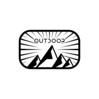 montagna avventura distintivo logo grafico illustrazione su sfondo vettore