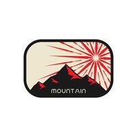 montagna avventura distintivo logo grafico illustrazione su sfondo vettore