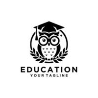 gufo logo con la laurea cappello. formazione scolastica logo design vettore