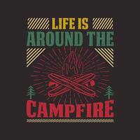 vita è in giro il fuoco di bivacco campeggio camicia con tipografia disegno, retrò Vintage ▾, avventura Vintage ▾ Stampa design vettore