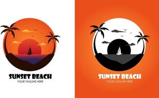 logo della spiaggia al tramonto con isola di cocco e uno yacht sul mare vettore