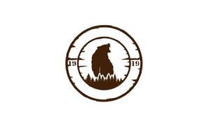 pino cedro abete rosso conifera abete larice sempreverde cipresso cipresso alberi foresta con ghiaccio ruggente orso grizzly polare per campeggio all'aperto avventura logo design vettore