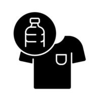 vestiti realizzati da bottiglie di plastica icona del glifo nero. capo di abbigliamento sostenibile. maglietta sostenibile. tessuti da plastica riciclata. simbolo di sagoma su uno spazio bianco. illustrazione vettoriale isolato