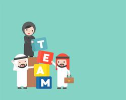 Gente di affari e responsabile arabi con il blocco di squadra, concetto di team-building