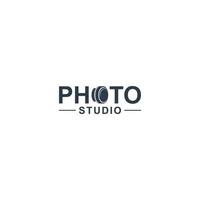 logo dello studio fotografico con l'illustrazione dell'obiettivo della fotocamera nella lettera o vettore