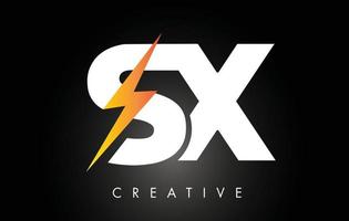 design del logo della lettera sx con fulmine di illuminazione. logo della lettera del bullone elettrico vettore