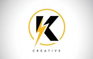 disegno del logo della lettera k con fulmine di illuminazione. logo della lettera del bullone elettrico vettore