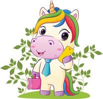 l'unicorno felice tiene in mano una borsa della suite e un telefono in giardino vettore