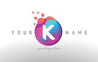 logo della lettera k punti con le bolle. un vettore di design di lettere con particelle colorate vibranti.