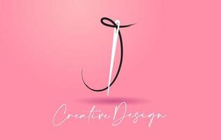 j lettera logo con ago e filo concetto di design creativo vettore