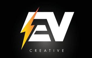 design del logo con lettera ev con fulmine a fulmine. logo della lettera del bullone elettrico vettore