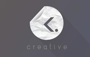logo della lettera k con trama di carta da imballaggio stropicciata e strappata. vettore