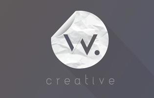 logo della lettera w con trama di carta da imballaggio stropicciata e strappata. vettore
