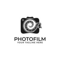 logo del film con icona della fotocamera e pellicola vettore