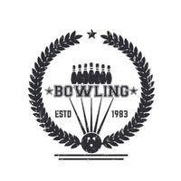 logo vintage bowling, segno con corona su bianco, illustrazione vettoriale