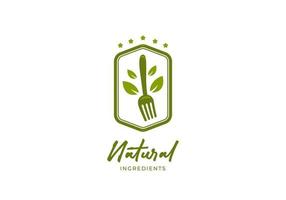 badge con logo con ingredienti naturali, badge con logo per alimenti freschi e biologici con forchetta e foglia verde vettore