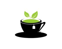 tazza nera con tè verde e foglia della natura vettore