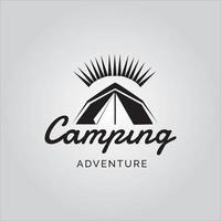 logo del campeggio e dell'avventura nella foresta di montagna vettore