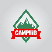 logo del campeggio e dell'avventura nella foresta di montagna vettore
