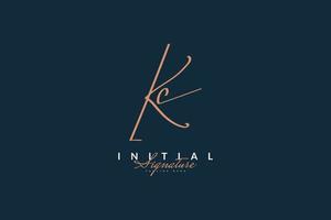 design del logo iniziale k e c con stile di scrittura a mano. logo o simbolo della firma kc per matrimonio, moda, gioielli, boutique, botanica, floreale e identità aziendale vettore