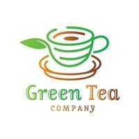 design del logo della tazza di foglie di tè verde vettore