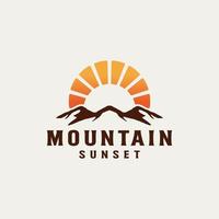 montagna tramonto alba vintage per modello di progettazione logo avventura all'aria aperta vettore