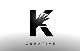 logo della lettera k con illustrazione dell'icona di vettore della siluetta della mano. lettera di logo della mano creativa