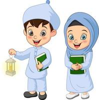 bambino musulmano del fumetto che tiene il libro del corano con la lanterna del ramadan vettore
