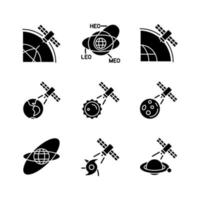 funzioni dei satelliti icone del glifo nero impostate su uno spazio bianco. orbite dei satelliti, traiettorie. connessione di rete globale di telecomunicazioni. simboli di sagoma. illustrazione vettoriale isolato