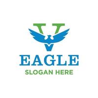 logo iniziale v eagle, con design verde blu, ali spiegate, vettore