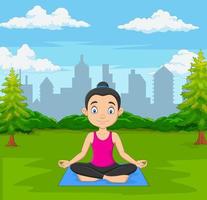 giovane donna che fa meditazione nel parco cittadino verde