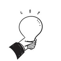 doodle disegnato a mano mano che tiene la lampadina illustrazione vettore isolato