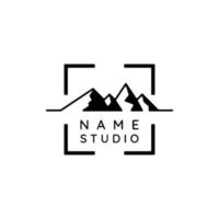 design del logo dello studio di montagna o picco vettore